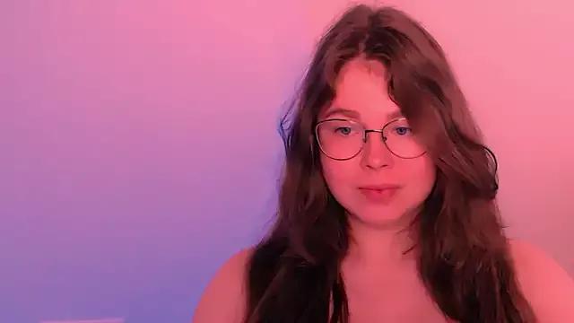 Discover our girls online shows and discover the company of countless livestreamers, with stunning shapes, sex toys and more.
