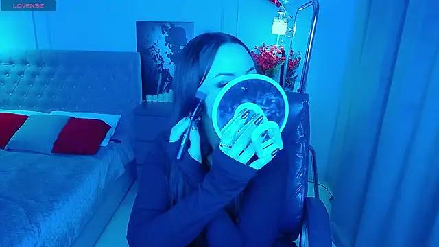 Discover our girls online shows and discover the company of countless livestreamers, with stunning shapes, sex toys and more.