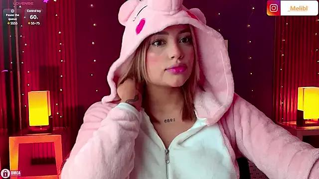 Discover our girls online shows and discover the company of countless livestreamers, with stunning shapes, sex toys and more.