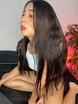 Discover our girls online shows and discover the company of countless livestreamers, with stunning shapes, sex toys and more.