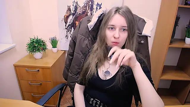 Discover our girls online shows and discover the company of countless livestreamers, with stunning shapes, sex toys and more.