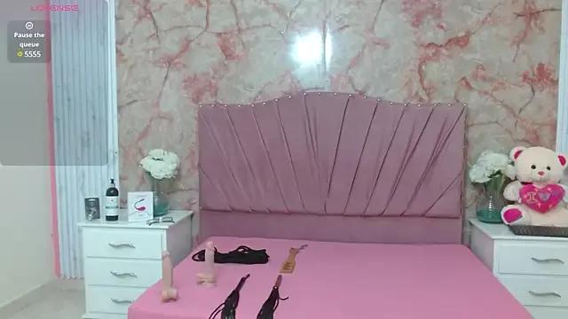 Discover our girls online shows and discover the company of countless livestreamers, with stunning shapes, sex toys and more.