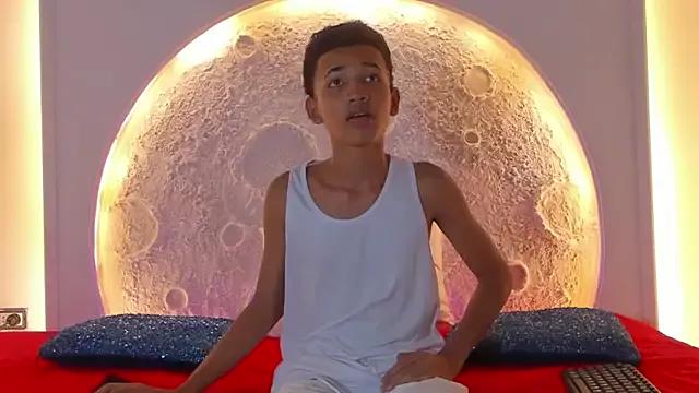 Discover our girls online shows and discover the company of countless livestreamers, with stunning shapes, sex toys and more.