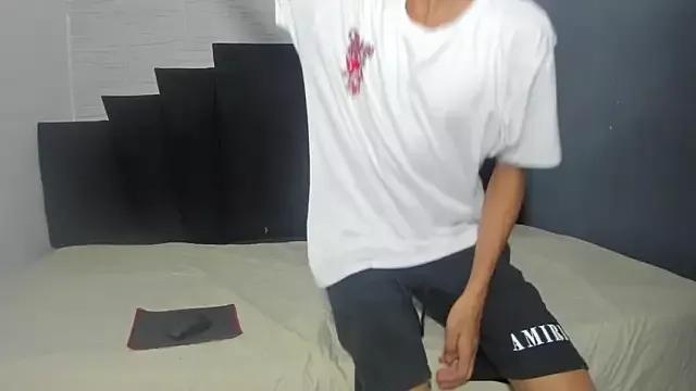 Discover our girls online shows and discover the company of countless livestreamers, with stunning shapes, sex toys and more.