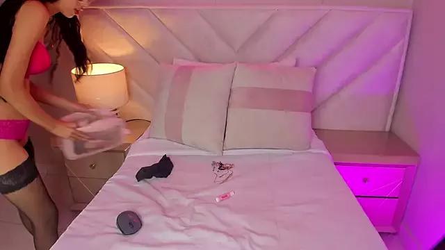 Discover our girls online shows and discover the company of countless livestreamers, with stunning shapes, sex toys and more.