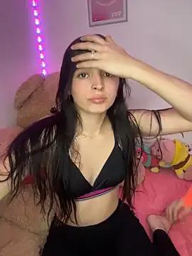 Discover our girls online shows and discover the company of countless livestreamers, with stunning shapes, sex toys and more.