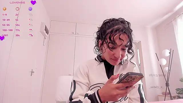 Discover our girls online shows and discover the company of countless livestreamers, with stunning shapes, sex toys and more.