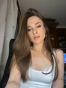 Discover our girls online shows and discover the company of countless livestreamers, with stunning shapes, sex toys and more.