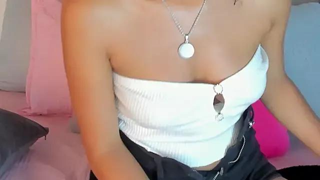 _victoriaa__lois from StripChat is Freechat