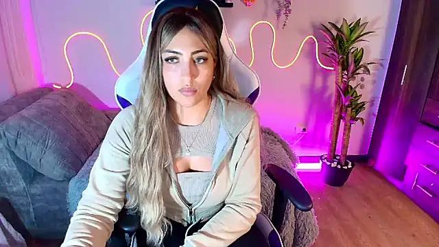 Discover our girls online shows and discover the company of countless livestreamers, with stunning shapes, sex toys and more.