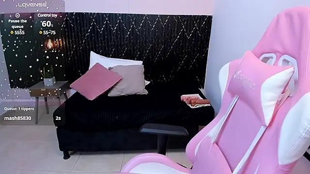 Discover our girls online shows and discover the company of countless livestreamers, with stunning shapes, sex toys and more.