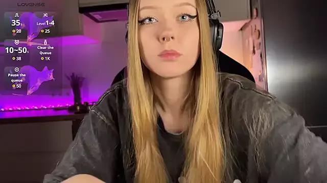 Discover our girls online shows and discover the company of countless livestreamers, with stunning shapes, sex toys and more.