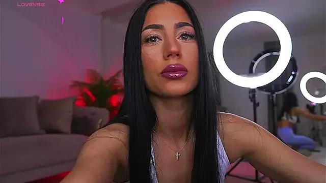 Discover our girls online shows and discover the company of countless livestreamers, with stunning shapes, sex toys and more.