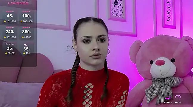 Discover our girls online shows and discover the company of countless livestreamers, with stunning shapes, sex toys and more.