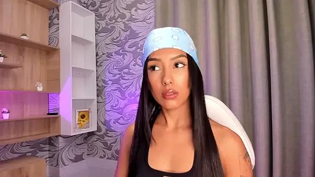 Discover our girls online shows and discover the company of countless livestreamers, with stunning shapes, sex toys and more.