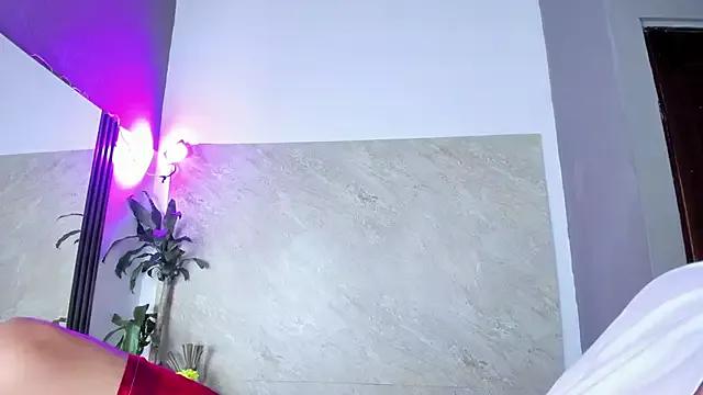 Discover our girls online shows and discover the company of countless livestreamers, with stunning shapes, sex toys and more.