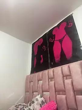 Discover our girls online shows and discover the company of countless livestreamers, with stunning shapes, sex toys and more.