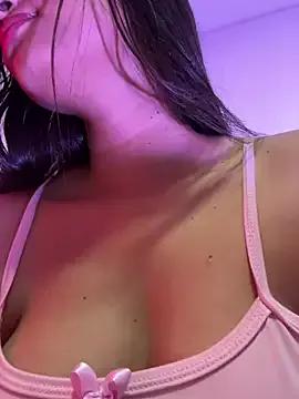 Discover our girls online shows and discover the company of countless livestreamers, with stunning shapes, sex toys and more.