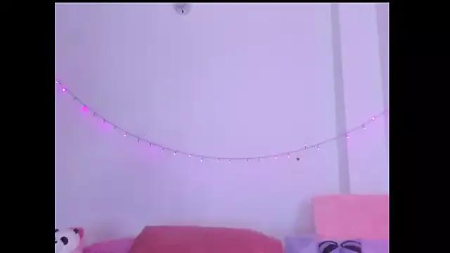 Discover our girls online shows and discover the company of countless livestreamers, with stunning shapes, sex toys and more.