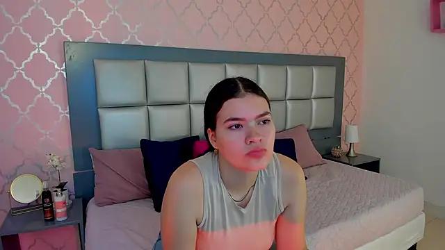 Discover our girls online shows and discover the company of countless livestreamers, with stunning shapes, sex toys and more.