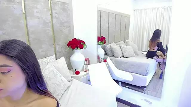 Discover our girls online shows and discover the company of countless livestreamers, with stunning shapes, sex toys and more.