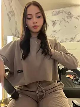 Discover our girls online shows and discover the company of countless livestreamers, with stunning shapes, sex toys and more.