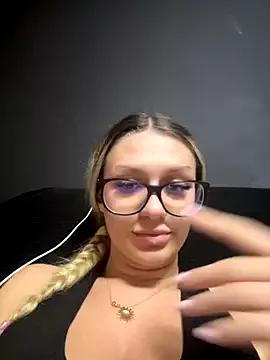 Discover our girls online shows and discover the company of countless livestreamers, with stunning shapes, sex toys and more.