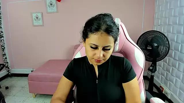 Discover our girls online shows and discover the company of countless livestreamers, with stunning shapes, sex toys and more.