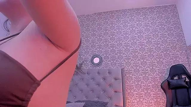 Discover our girls online shows and discover the company of countless livestreamers, with stunning shapes, sex toys and more.