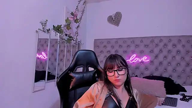 Discover our girls online shows and discover the company of countless livestreamers, with stunning shapes, sex toys and more.
