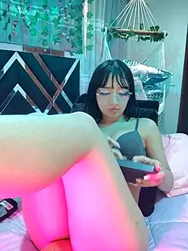 Discover our girls online shows and discover the company of countless livestreamers, with stunning shapes, sex toys and more.
