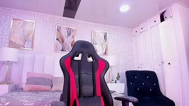 Discover our girls online shows and discover the company of countless livestreamers, with stunning shapes, sex toys and more.