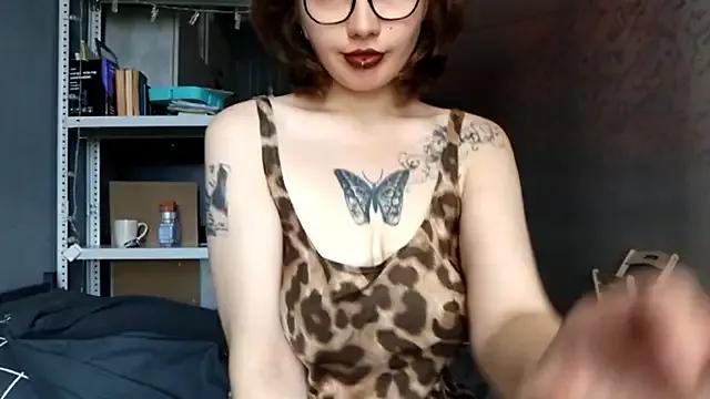 Discover our girls online shows and discover the company of countless livestreamers, with stunning shapes, sex toys and more.