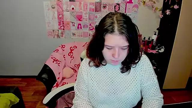 Discover our girls online shows and discover the company of countless livestreamers, with stunning shapes, sex toys and more.