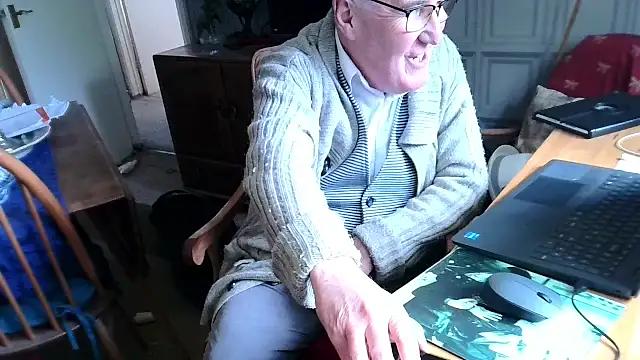 Adamdaddybear from StripChat