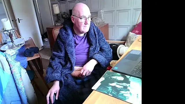 Adamdaddybear from StripChat