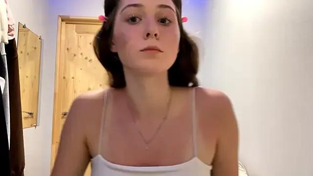 Discover our girls online shows and discover the company of countless livestreamers, with stunning shapes, sex toys and more.