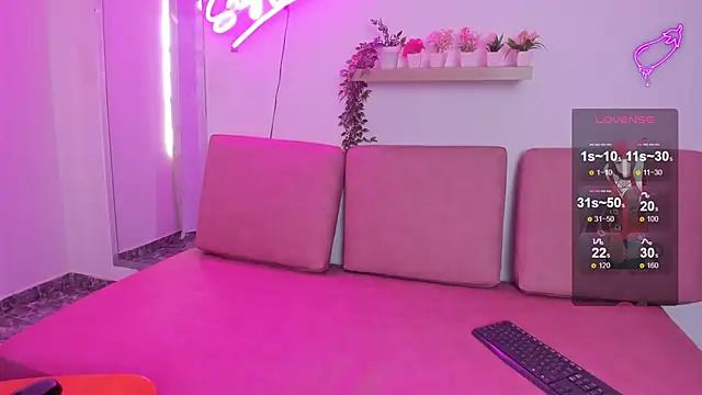 Discover our girls online shows and discover the company of countless livestreamers, with stunning shapes, sex toys and more.