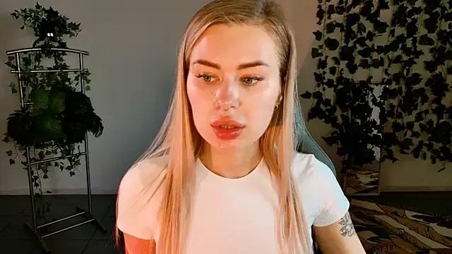 Discover our girls online shows and discover the company of countless livestreamers, with stunning shapes, sex toys and more.