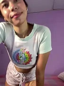 Discover our girls online shows and discover the company of countless livestreamers, with stunning shapes, sex toys and more.
