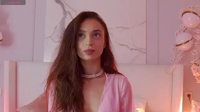 Discover our girls online shows and discover the company of countless livestreamers, with stunning shapes, sex toys and more.