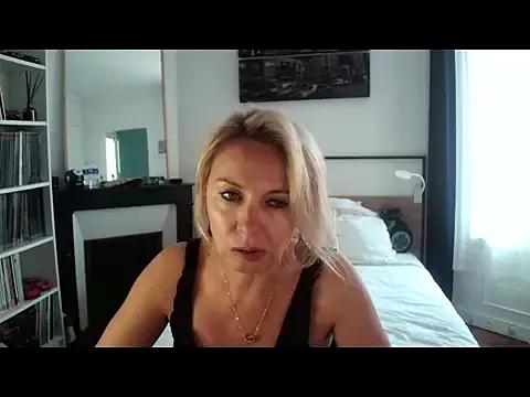 Discover our girls online shows and discover the company of countless livestreamers, with stunning shapes, sex toys and more.