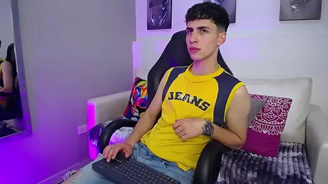 Discover our girls online shows and discover the company of countless livestreamers, with stunning shapes, sex toys and more.