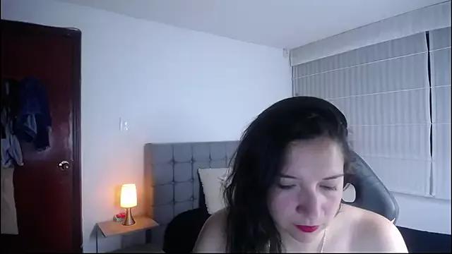Discover our girls online shows and discover the company of countless livestreamers, with stunning shapes, sex toys and more.