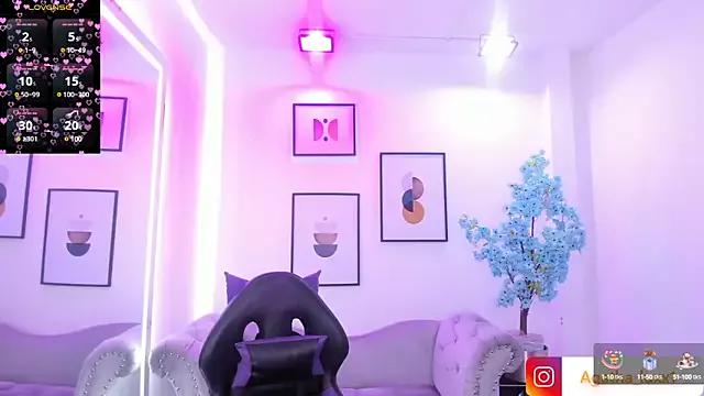 Discover our girls online shows and discover the company of countless livestreamers, with stunning shapes, sex toys and more.