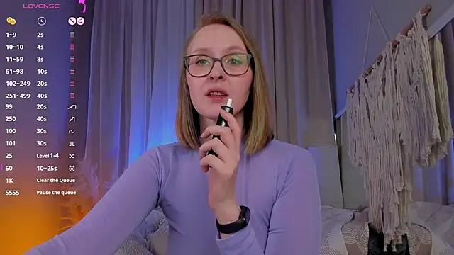 Discover our girls online shows and discover the company of countless livestreamers, with stunning shapes, sex toys and more.
