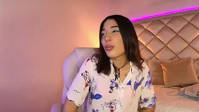 Discover our girls online shows and discover the company of countless livestreamers, with stunning shapes, sex toys and more.