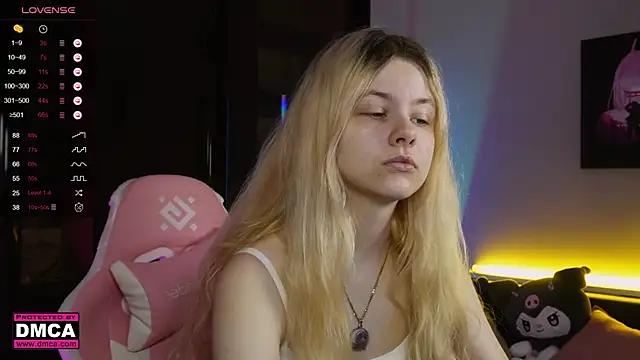 Discover our girls online shows and discover the company of countless livestreamers, with stunning shapes, sex toys and more.