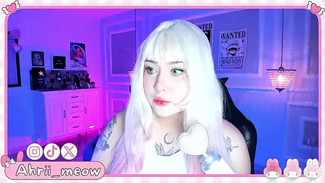 Discover our girls online shows and discover the company of countless livestreamers, with stunning shapes, sex toys and more.