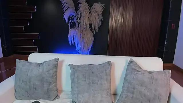 Discover our girls online shows and discover the company of countless livestreamers, with stunning shapes, sex toys and more.